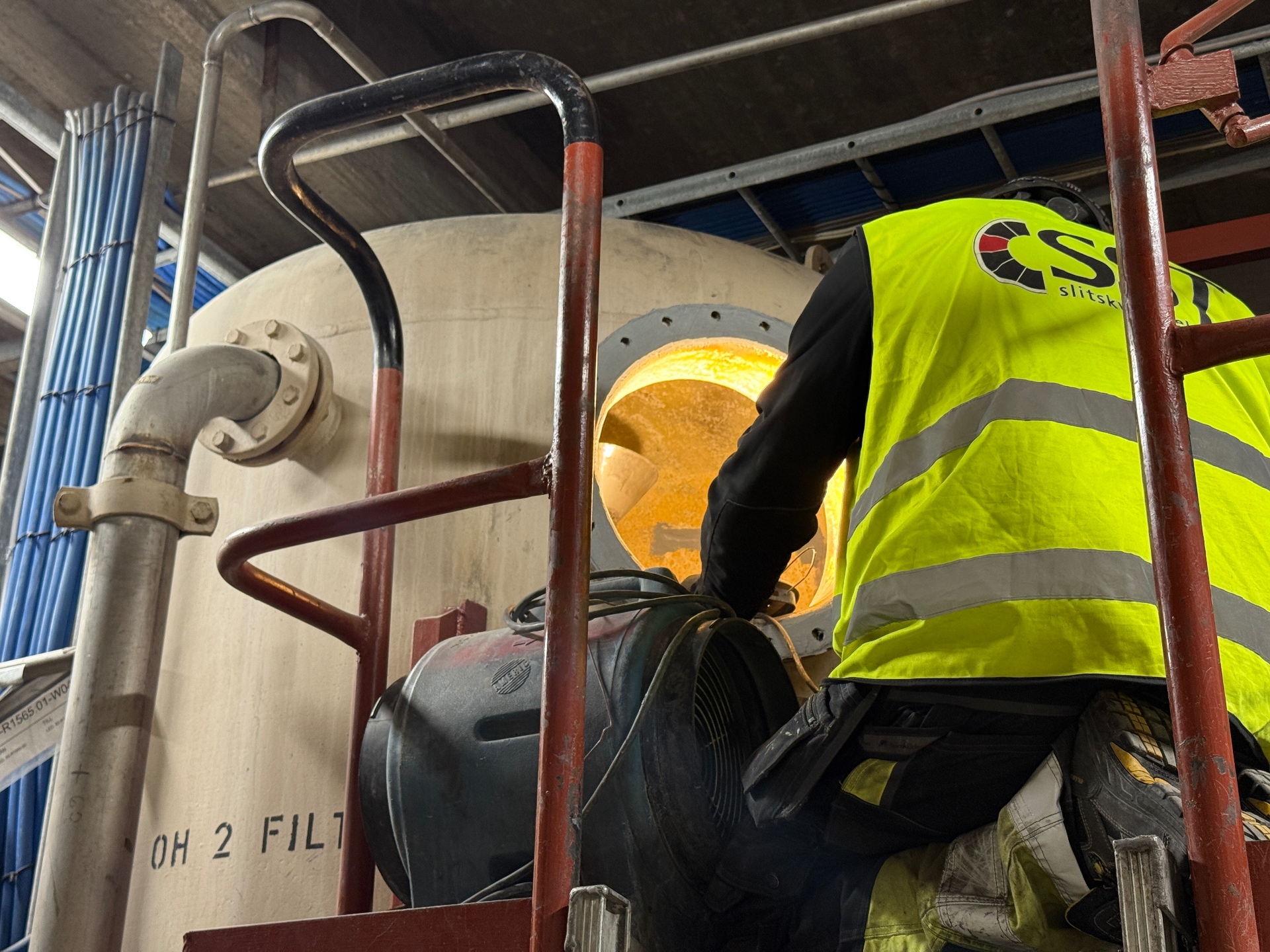 SST-tekniker gör site survey i en industrianläggning